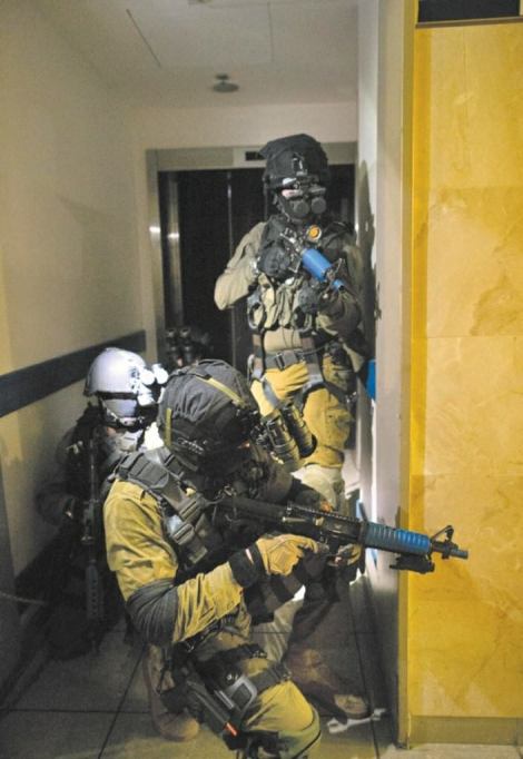 Shayetet 13 -שייטת 13‎ אימון לוחמה בטרור של הקומנדו הימי. Israel naval commando unit in counter terror training.