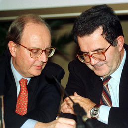  Il sottosegretario alla presidenza del consiglio Enrico Micheli (il ministro del Tesoro Carlo A. Ciampi, all'epoca di Romano Prodi, Presidente del Consiglio)