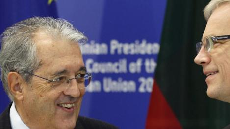Il ministro dell'Economia Fabrizio Saccomanni (a sinistra) con il suo omologo lituano Rimantas Sadzius (LAPRESSE / AP PHOTO / MINDAUGAS KULBIS)