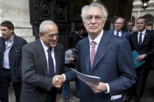 ASSEMBLEA GENERALI DI BANCA D'ITALIA: Gaetano Caltagirone e Giovanni Bazoli ( foto La Presse) 